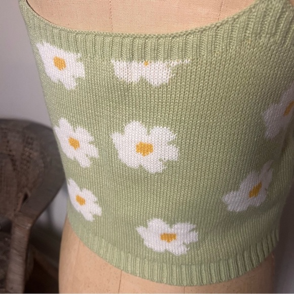 Altar’d State green with daisies knit cropped tank top. Large - Picture 4 of 6